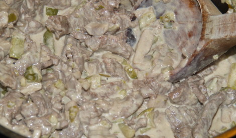 Liellopu gaļas strogonovs ar marinētiem gurķiem un šampinjoniem