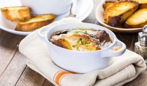 Soupe a l'oignon gratinee jeb franču sīpolu zupa 