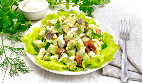 Kūpināta laša salāti ar gurķi un avokado