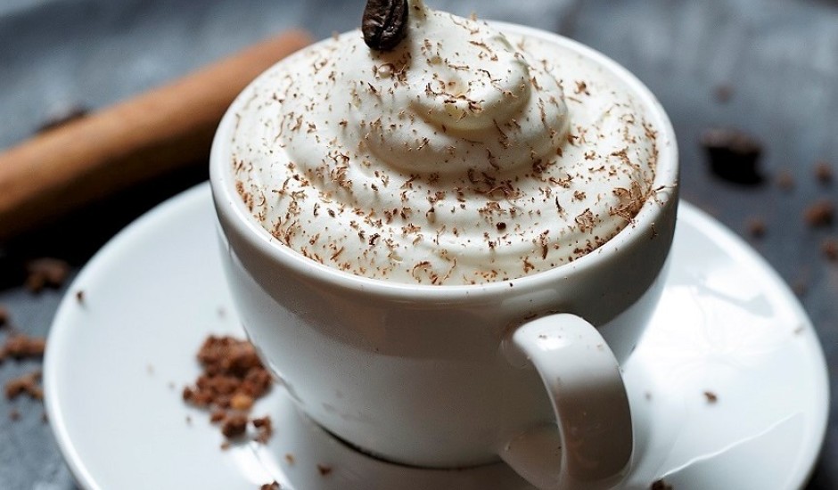 Kafijas panakota ar karameļu putām un rīvētu šokolādi