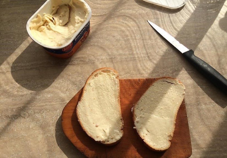 Abas maizes šķēles apsmērē ar kausēto sieru.