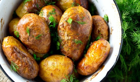 Krāsnī cepti jaunie kartupeļi ar miziņu
