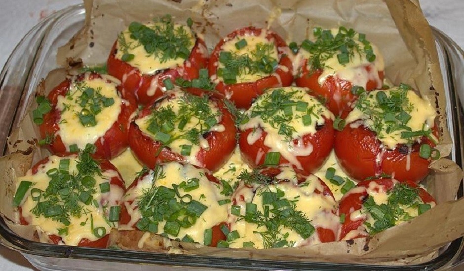 Ar Omleti pildīti tomāti