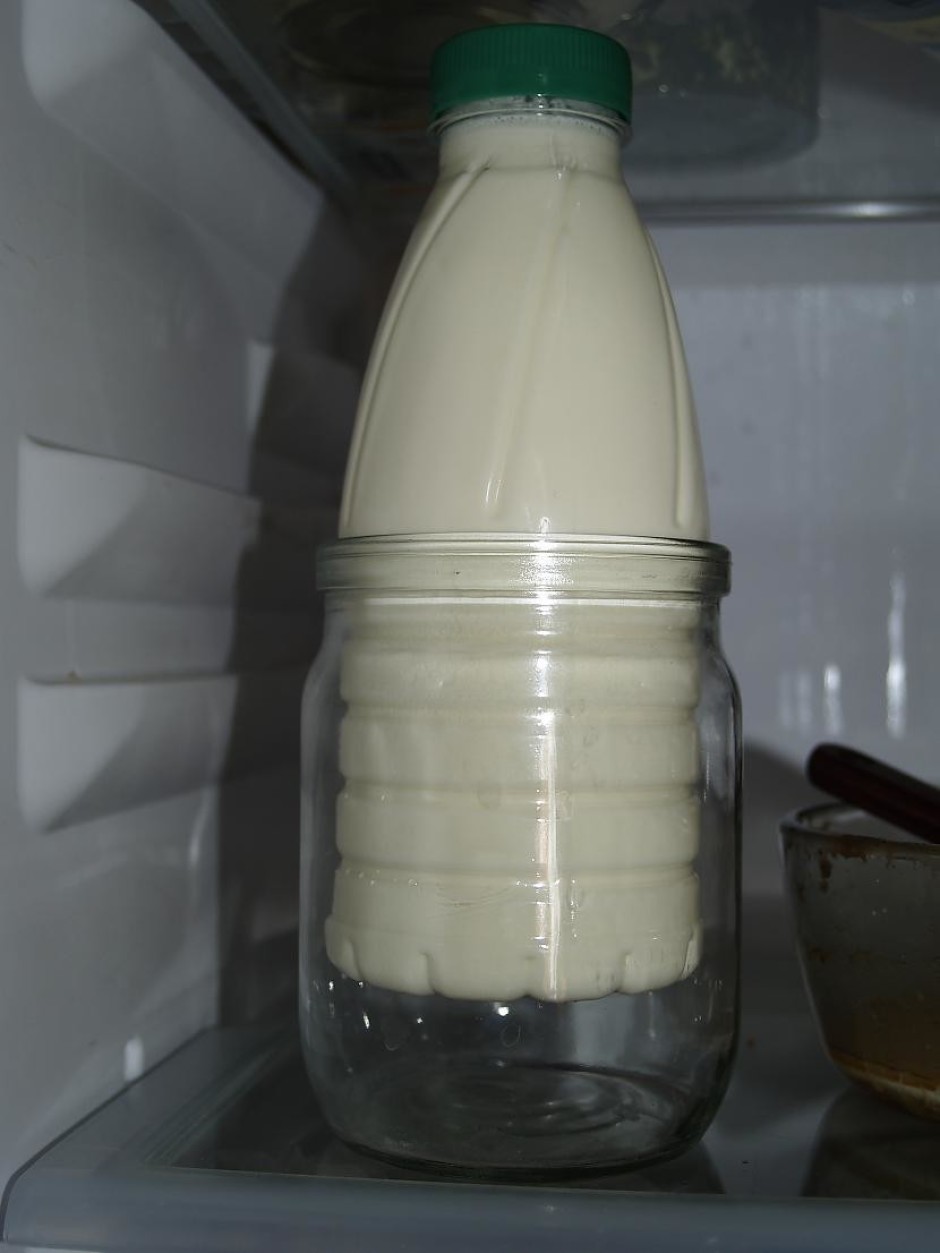 Krējumu un putojamo trauku liek ledusskapī vismaz uz pusstun...