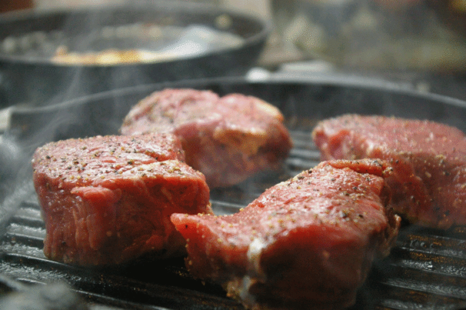 Steikus sagriež aptuveni 5 cm resnumā, katru pusi cep aptuve...