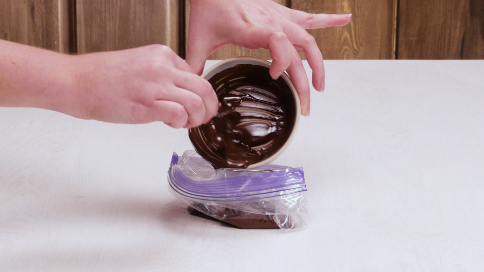 Šokolādi izkausē un iepilda aizspiežamā maisiņā.