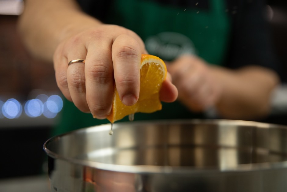Pievieno svaigi spiestu apelsīna sulu.