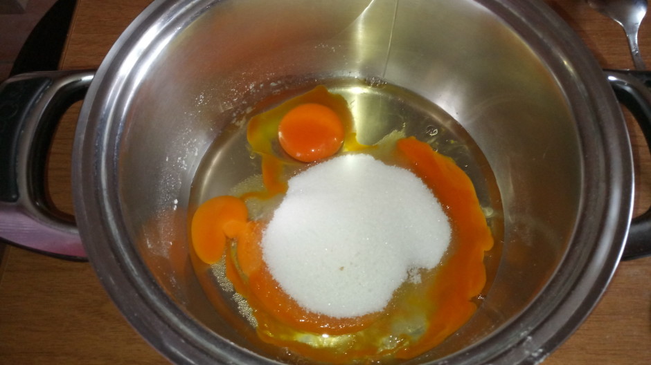 Ar mikseri jeb virtuves kuļamo sakuļ olas ar cukuru.  