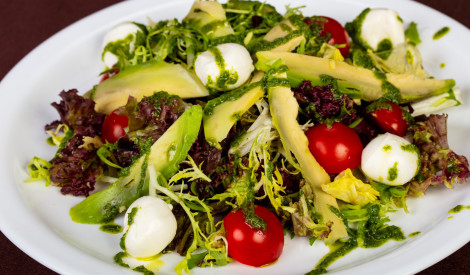 Zaļie salāti ar mocarellu un avokado