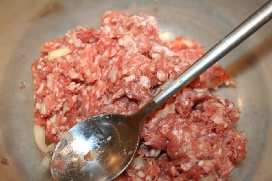 Maltai gaļai pievieno smalki sagrieztu sīpolu, piparus, sāli...