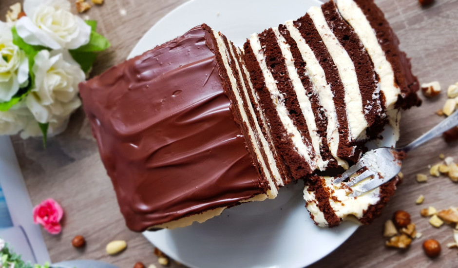 Šokolādes medus kūka ar vārīto krēmu un riekstiem