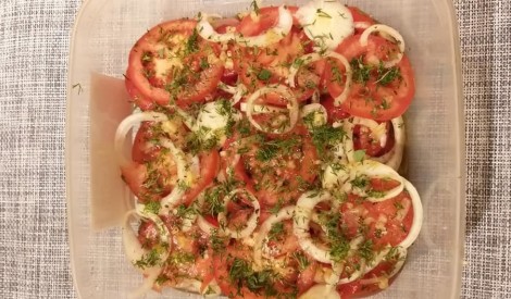 Marinētu tomātu salāti ar sīpoliem