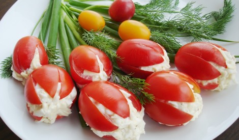 Ēdamās tulpes jeb ar siera salātiem pildīti tomāti
