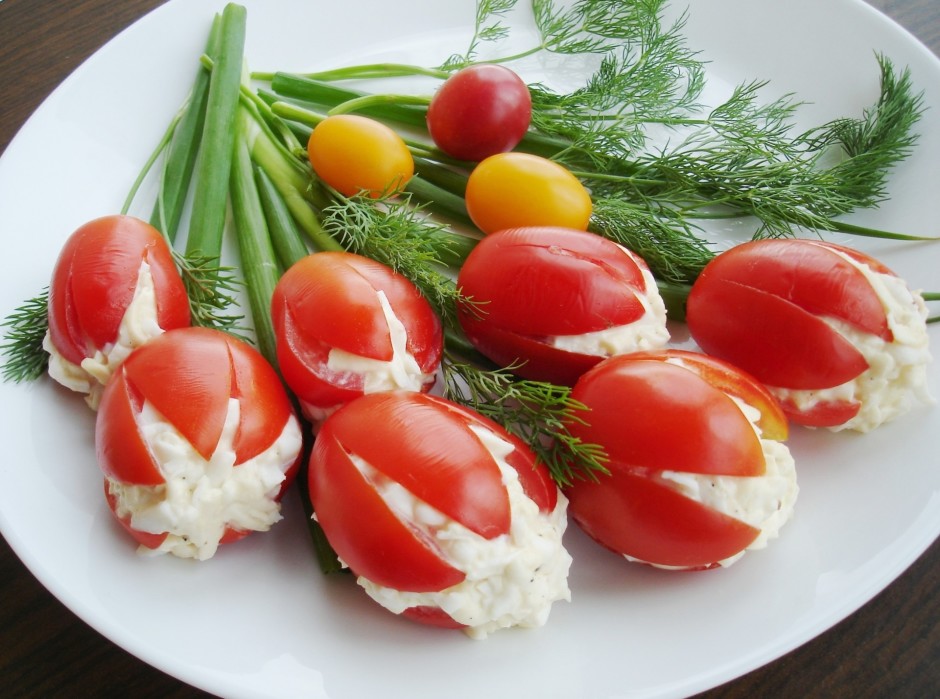 Pilda ar pagatavoto salātu masu.
Lai tomātiņi vairāk atgādi...